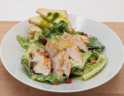 Caesar salát s kuřecím masem z grilu